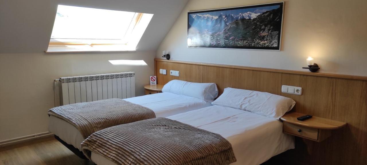 Hostal Mendilatz Orbaiceta Buitenkant foto