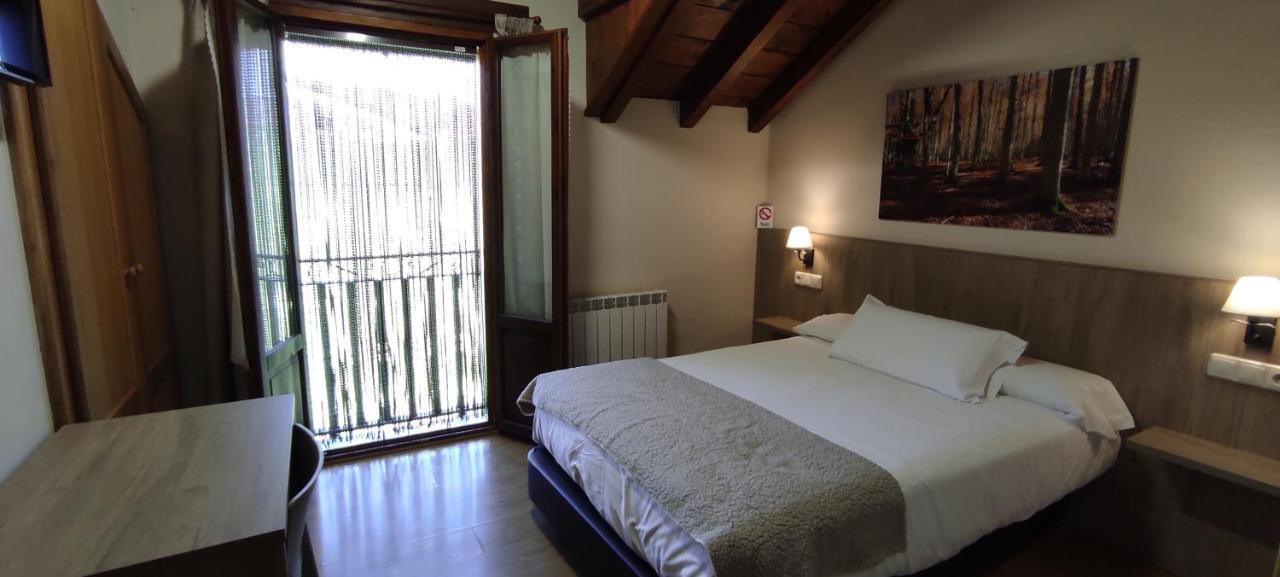 Hostal Mendilatz Orbaiceta Buitenkant foto