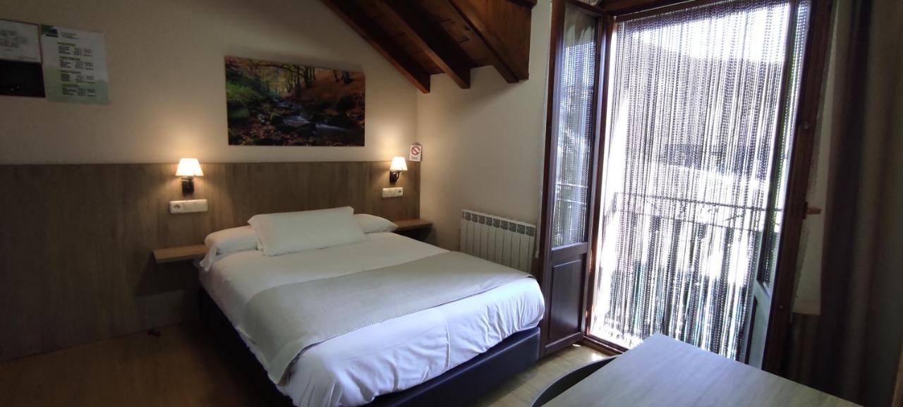 Hostal Mendilatz Orbaiceta Buitenkant foto