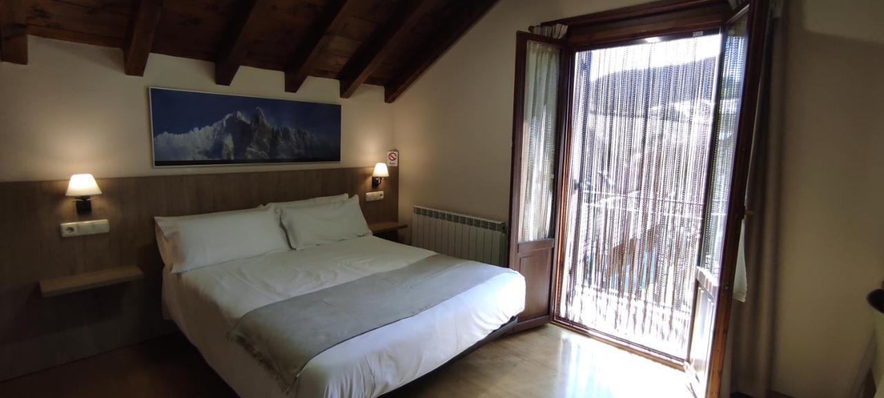 Hostal Mendilatz Orbaiceta Buitenkant foto